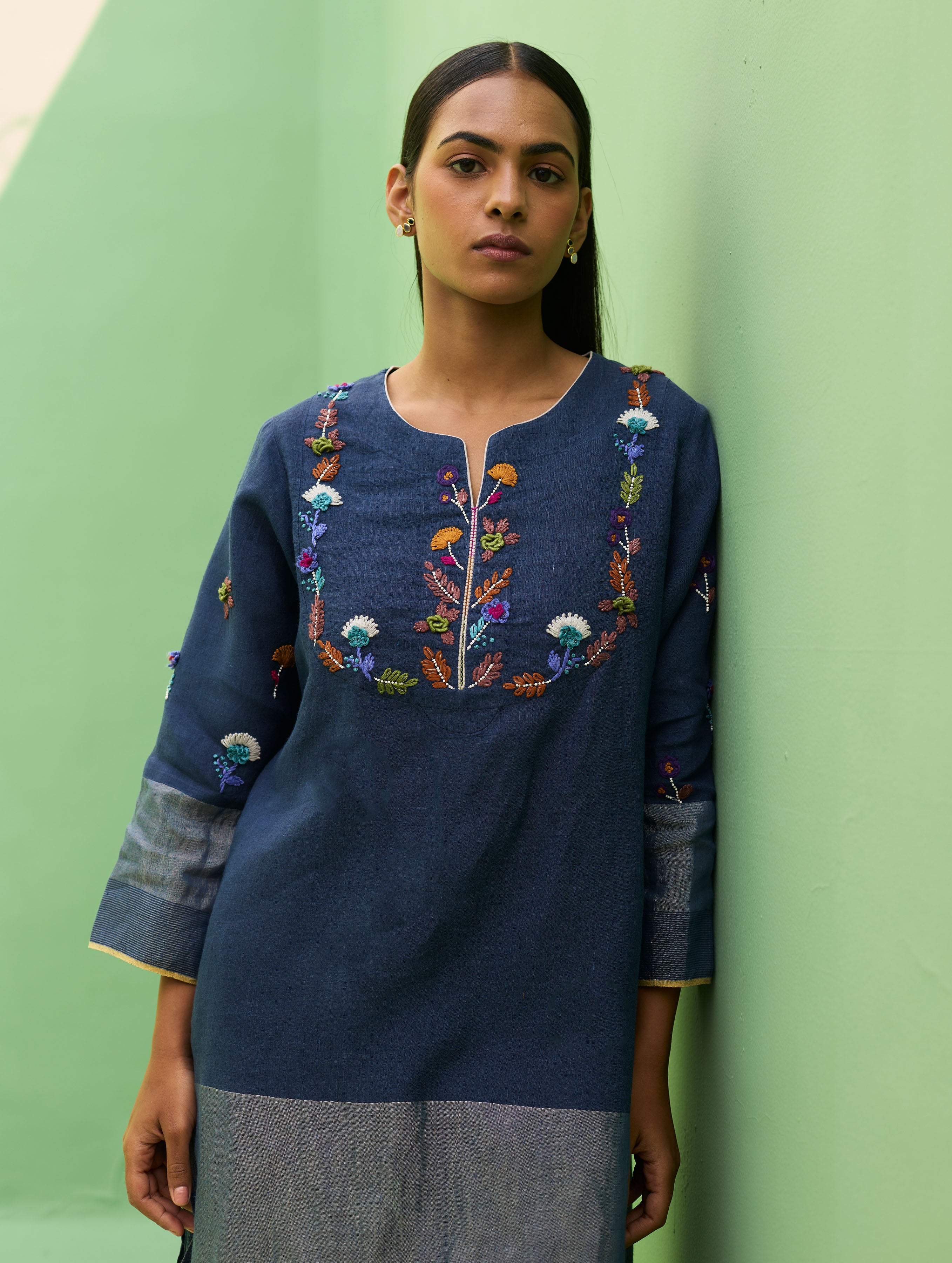 Celia Hand-Embroidered Metallic Linen Kurta - Navy - Image 4