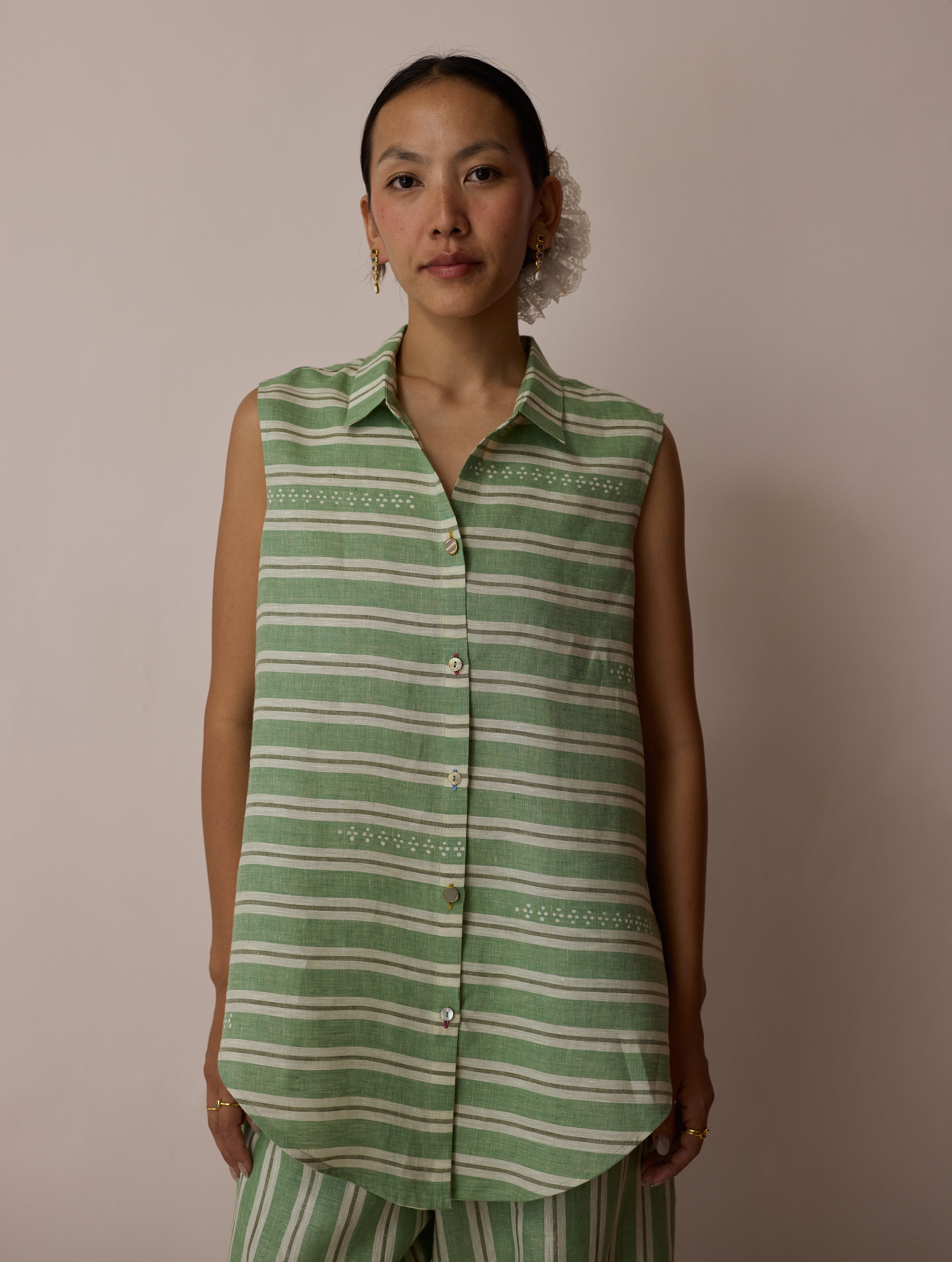 Ello Sleeveless Block-Printed Linen Shirt - Fern - Image 10