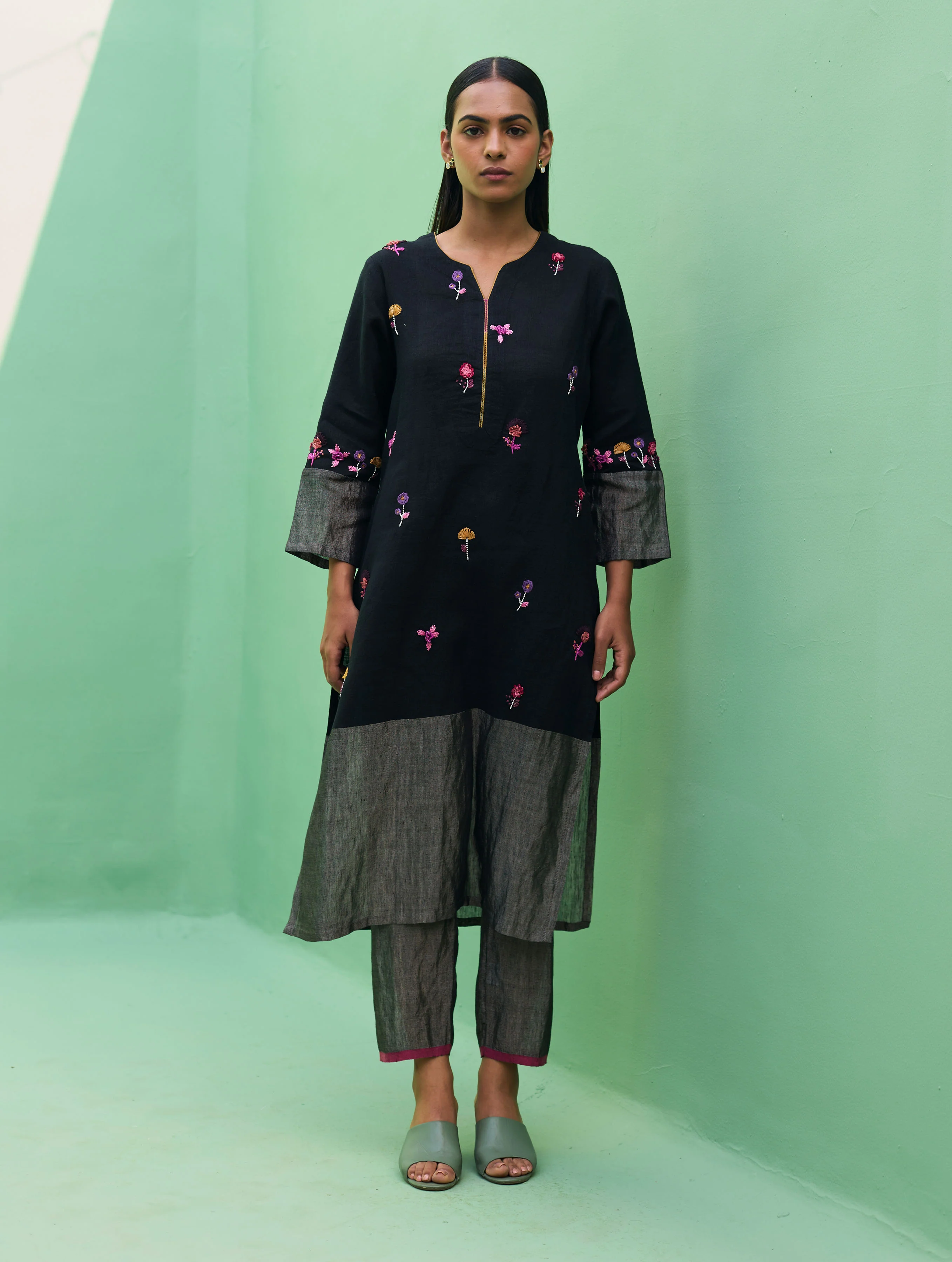 Emile Metallic Linen Hand-Embroidered Kurta Set - Black - Image 2