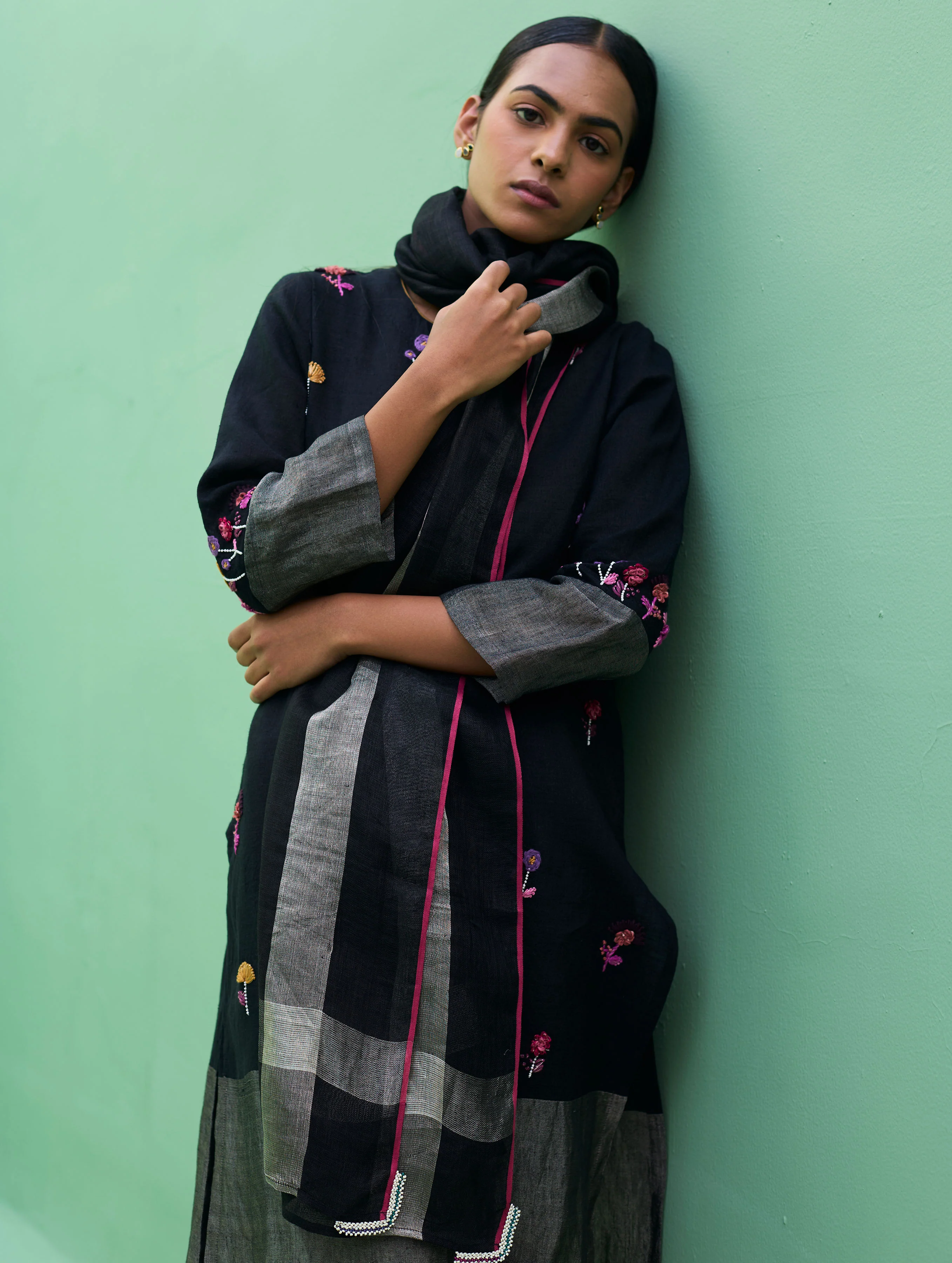 Emile Metallic Linen Hand-Embroidered Kurta Set - Black - Image 7