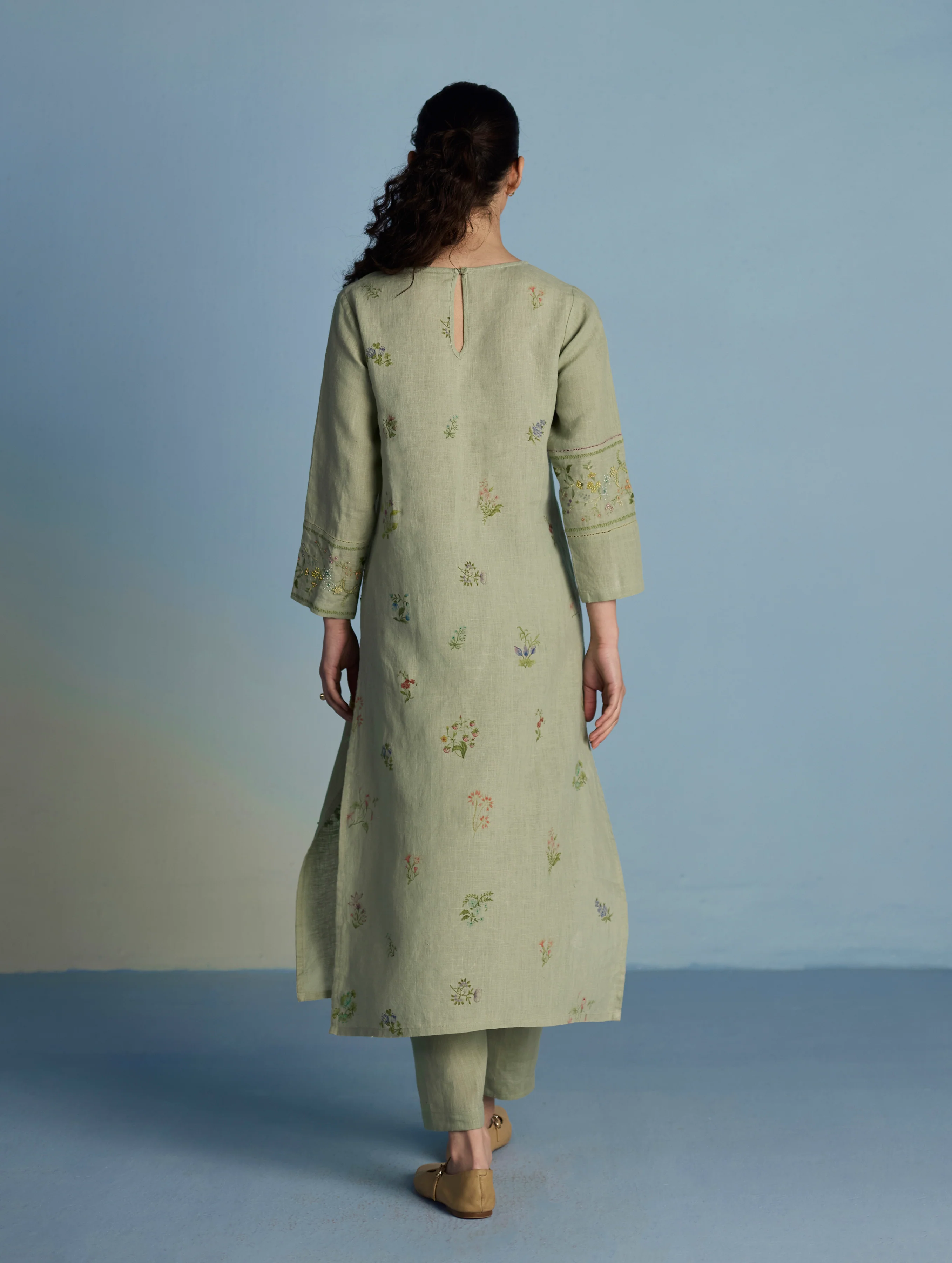 Emra Hand-Embroidered Linen Kurta - Mint - Image 4