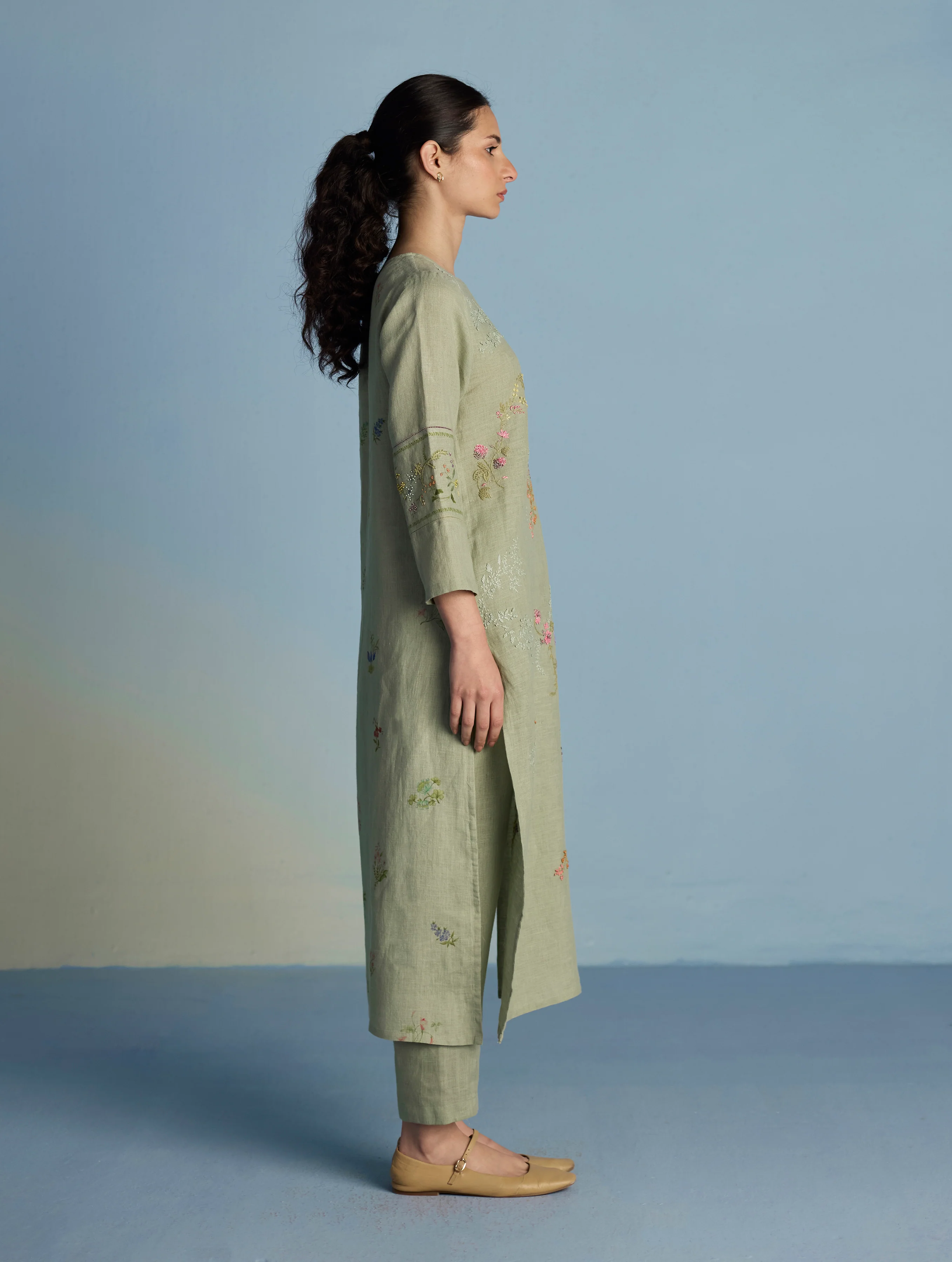 Emra Hand-Embroidered Linen Kurta Set - Mint - Image 12