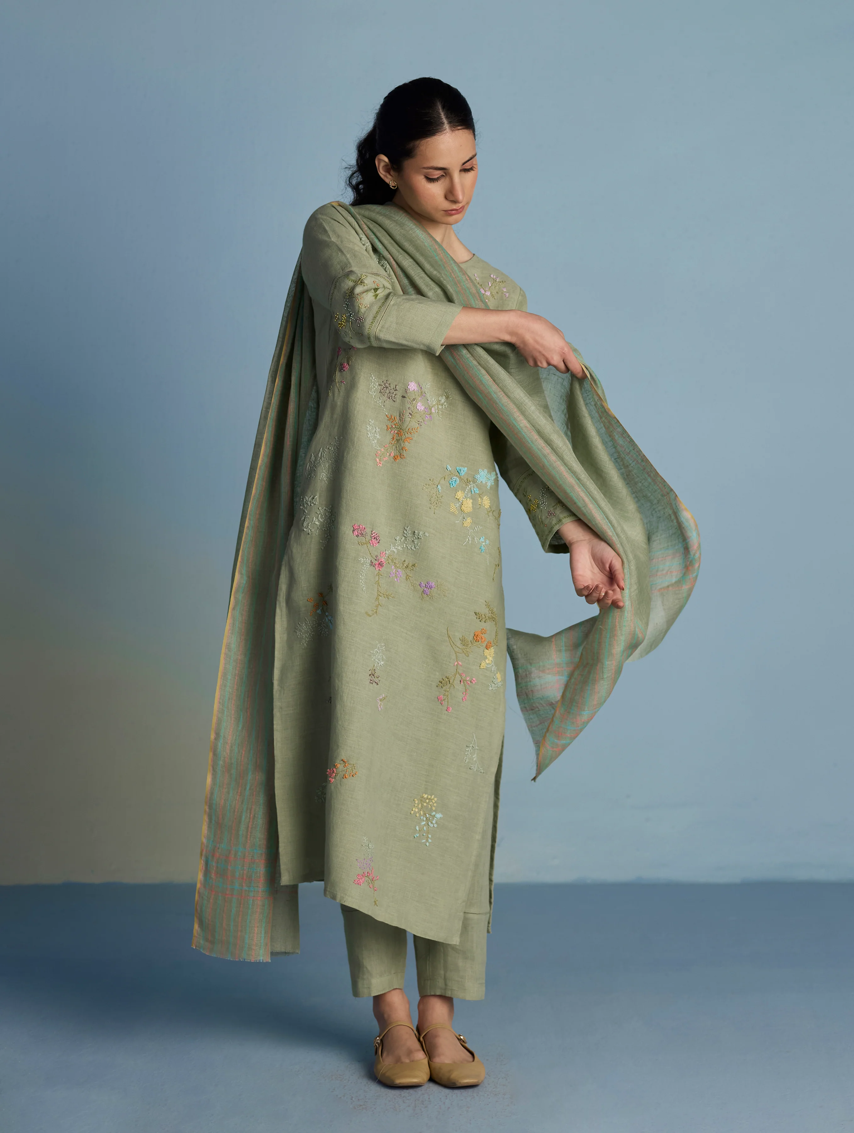 Emra Hand-Embroidered Linen Kurta Set - Mint - Image 6