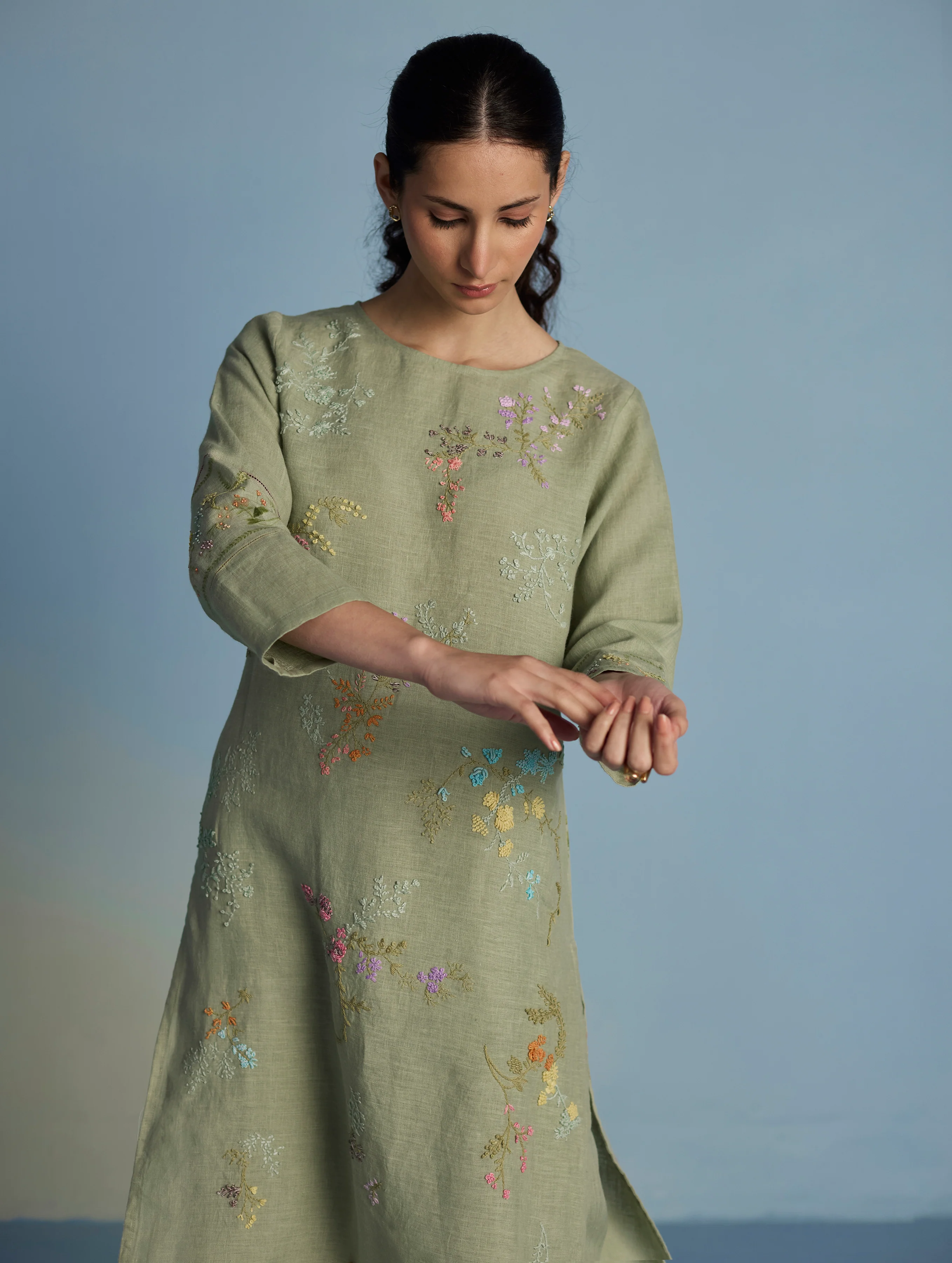 Emra Hand-Embroidered Linen Kurta Set - Mint - Image 7