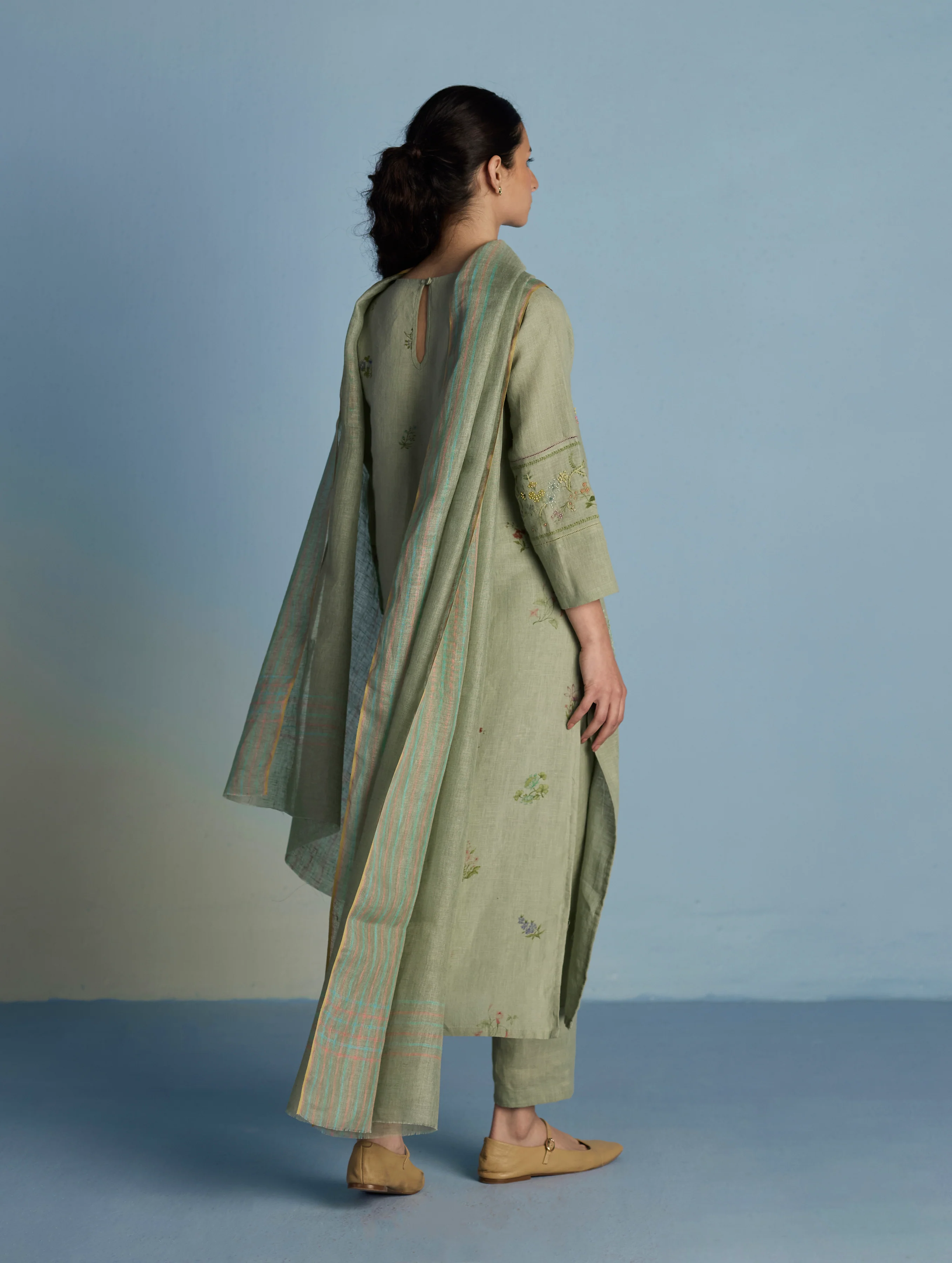 Emra Hand-Embroidered Linen Kurta Set - Mint - Image 9