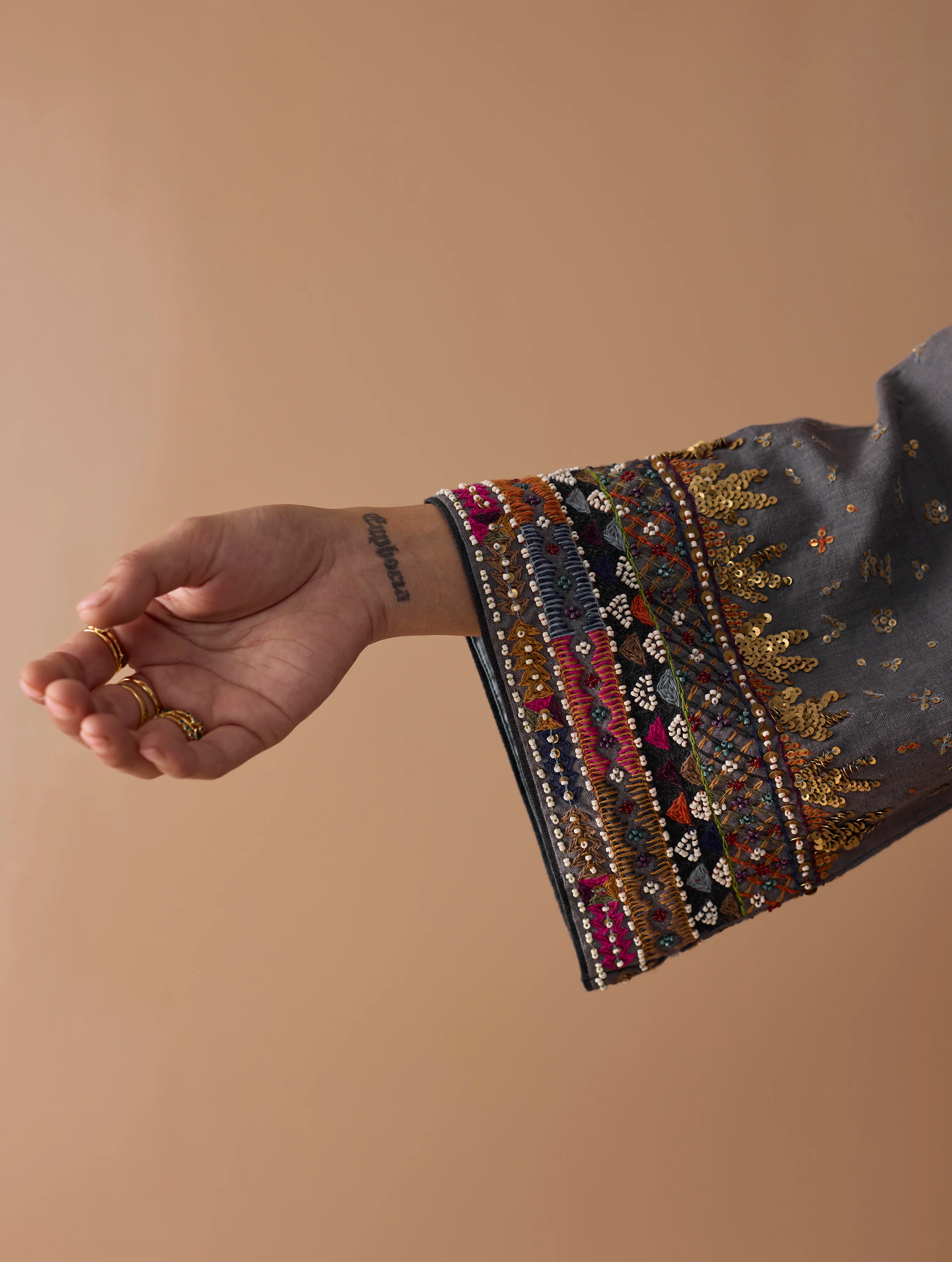 Mahra Hand-Embroidered Linen Kurta - Metallic Grey - Image 9