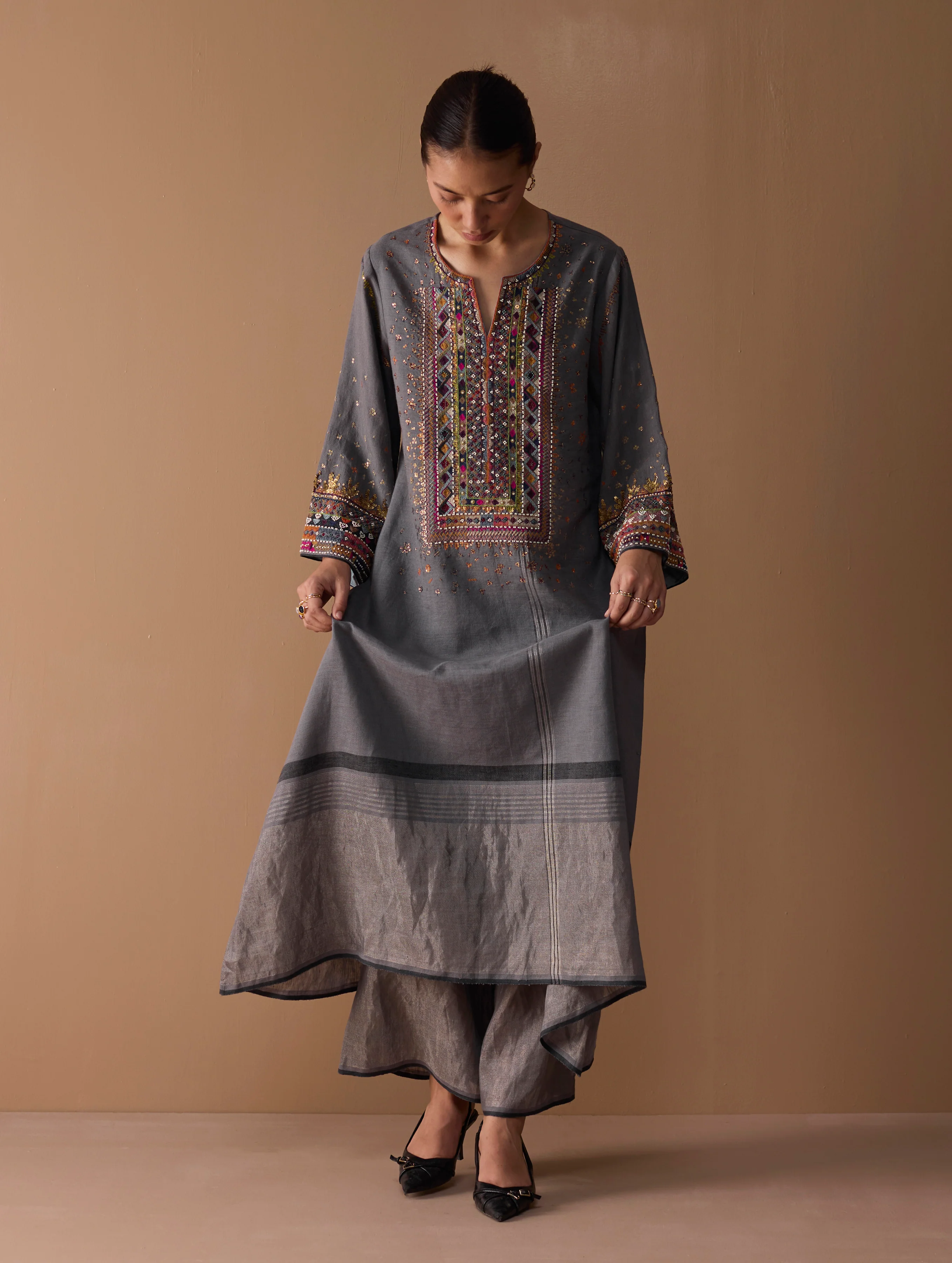 Mahra Hand-Embroidered Linen Kurta - Metallic Grey - Image 2