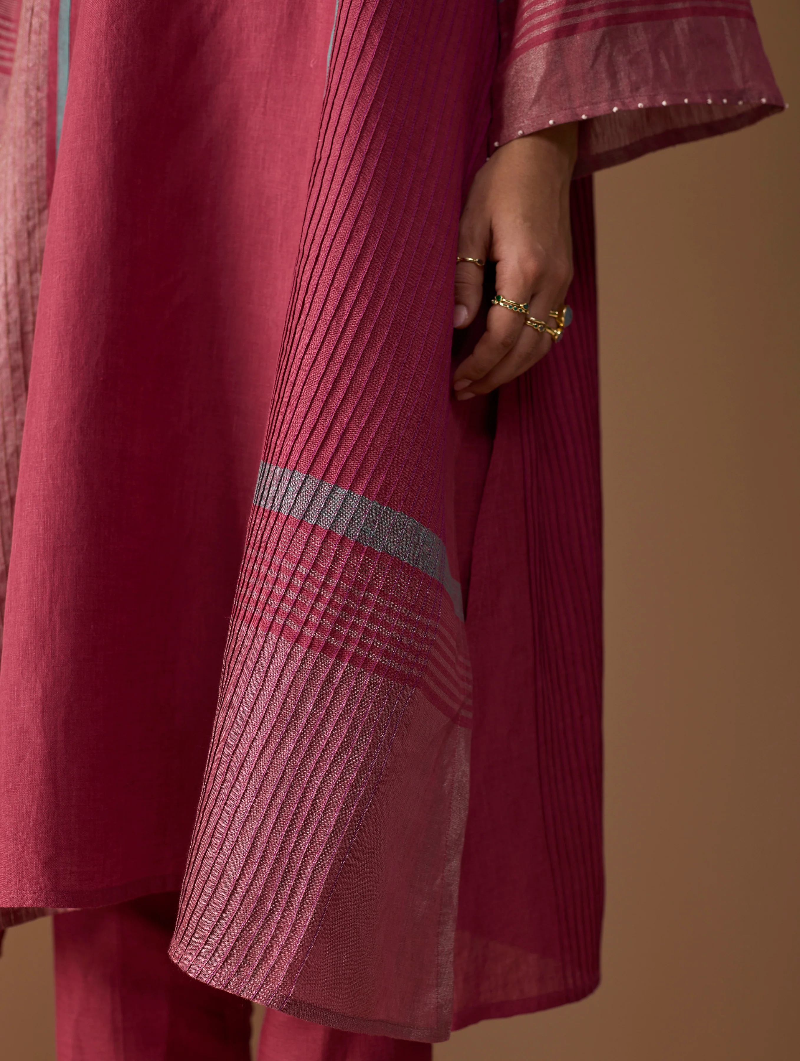 Marwa Metallic Linen Panelled Kurta - Metallic Crimson - Image 4