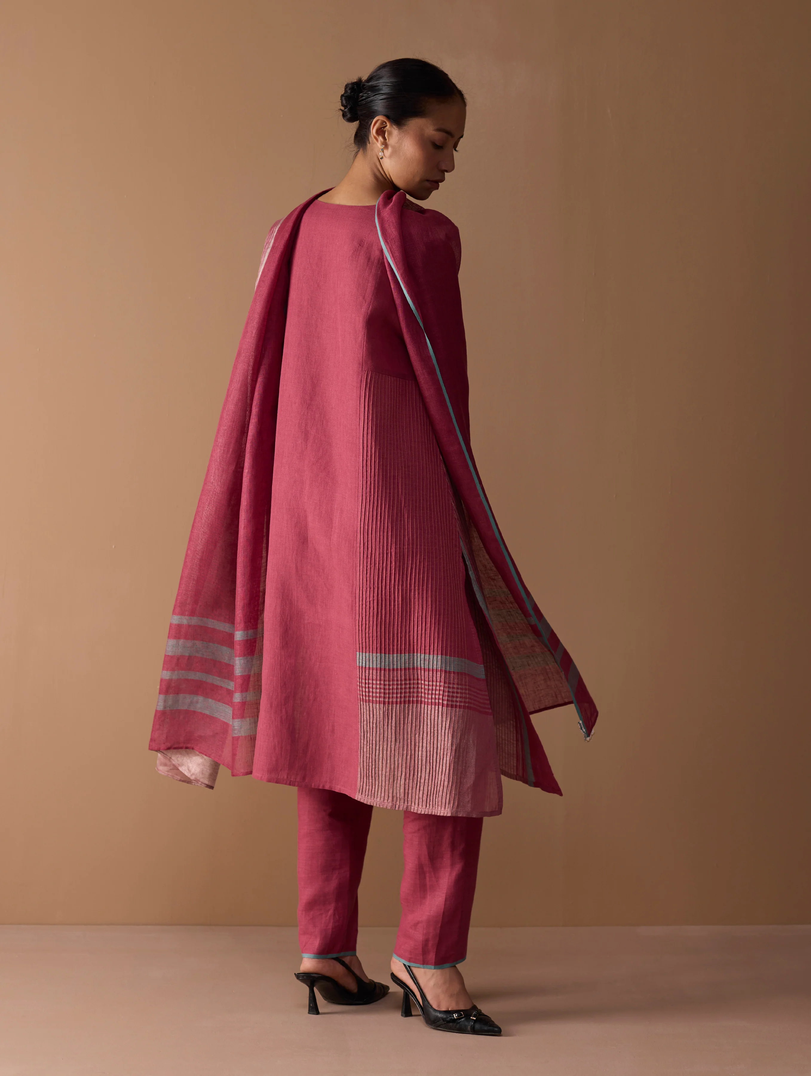 Marwa Metallic Linen Panelled Kurta - Metallic Crimson - Image 7