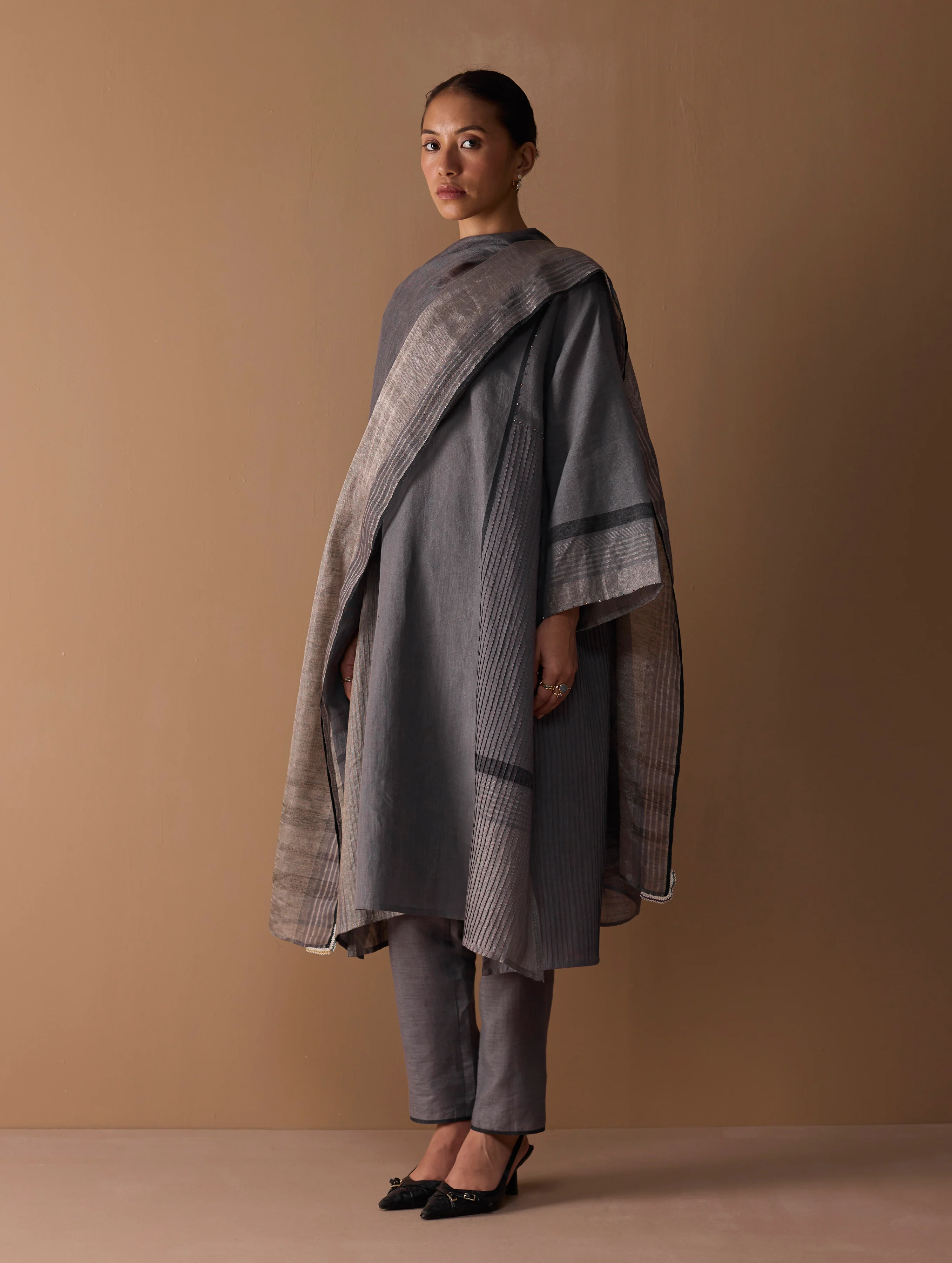 Marwa Metallic Linen Panelled Kurta Set - Metallic Grey - Image 2