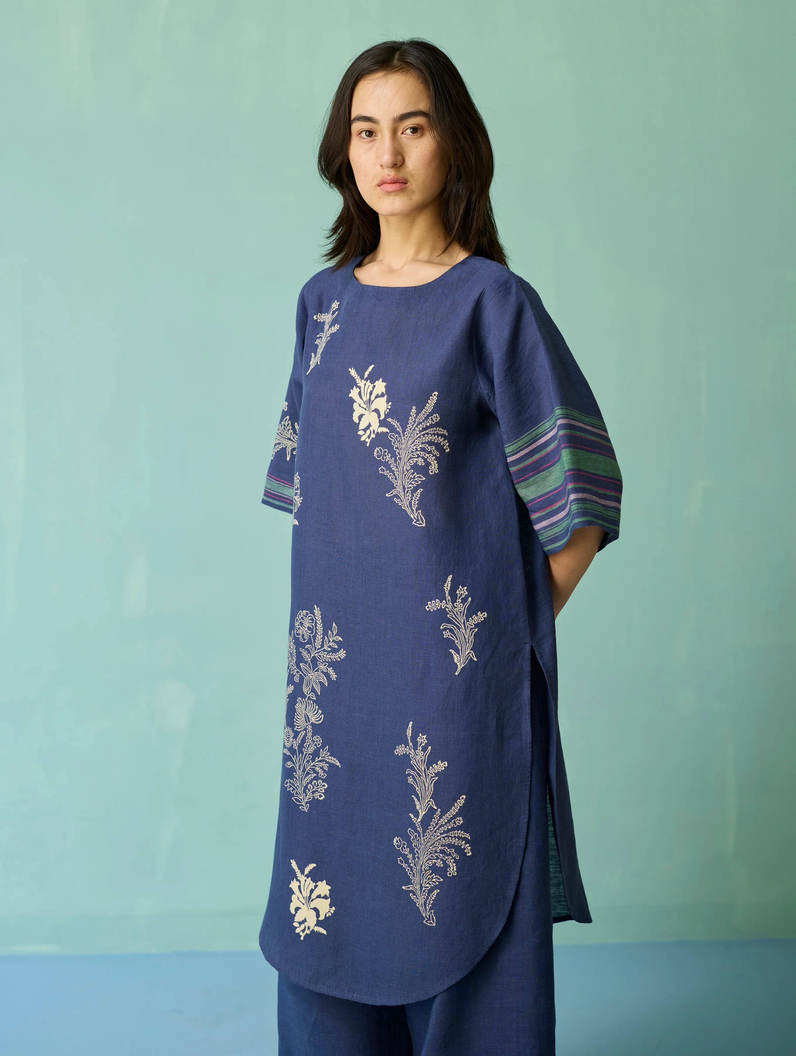 Nami Floral Block-Printed Curved Hem Kurta - Indigo - Image 10