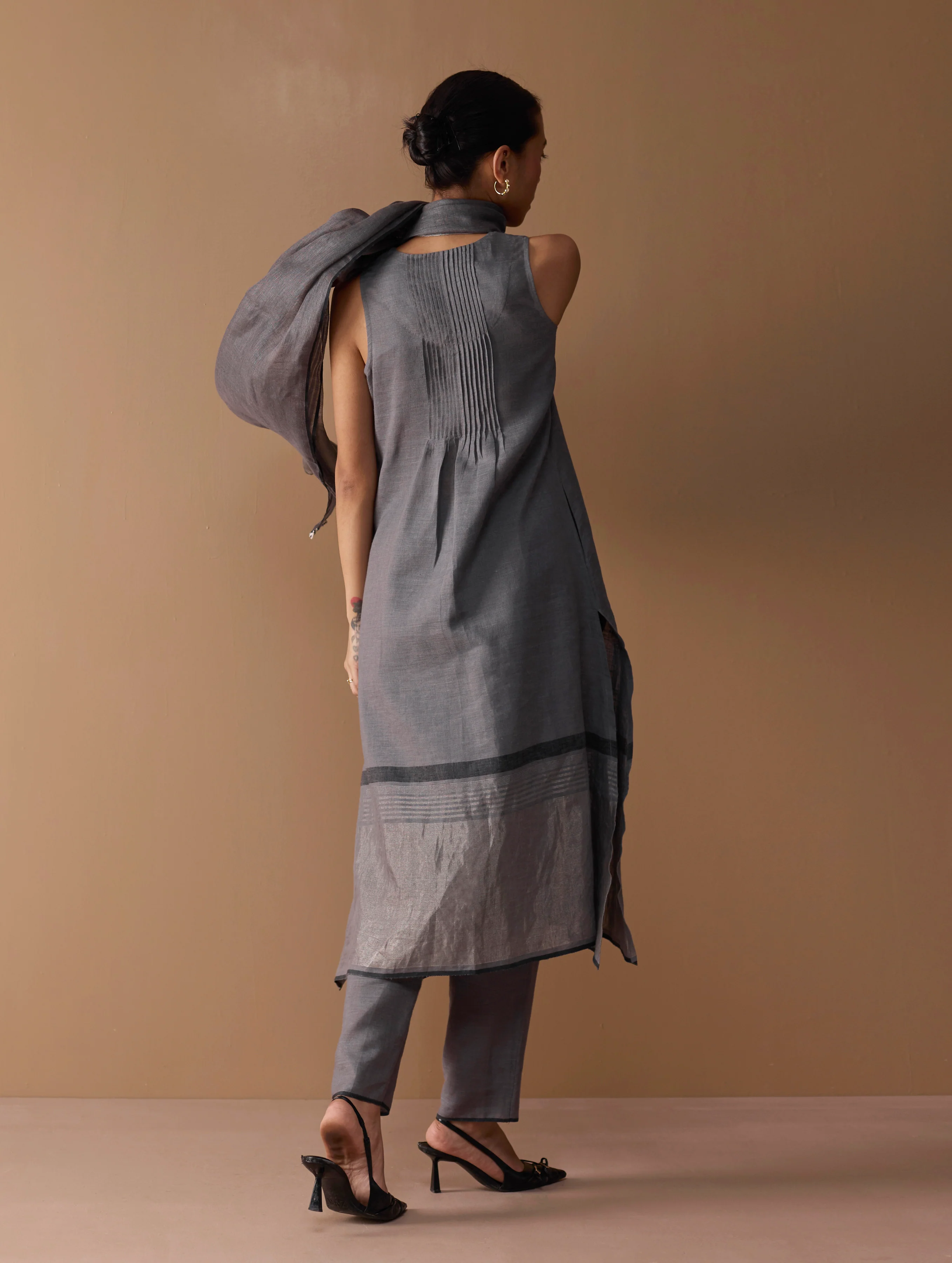 Noor Sleeveless Kurta - Metallic Grey - Image 5