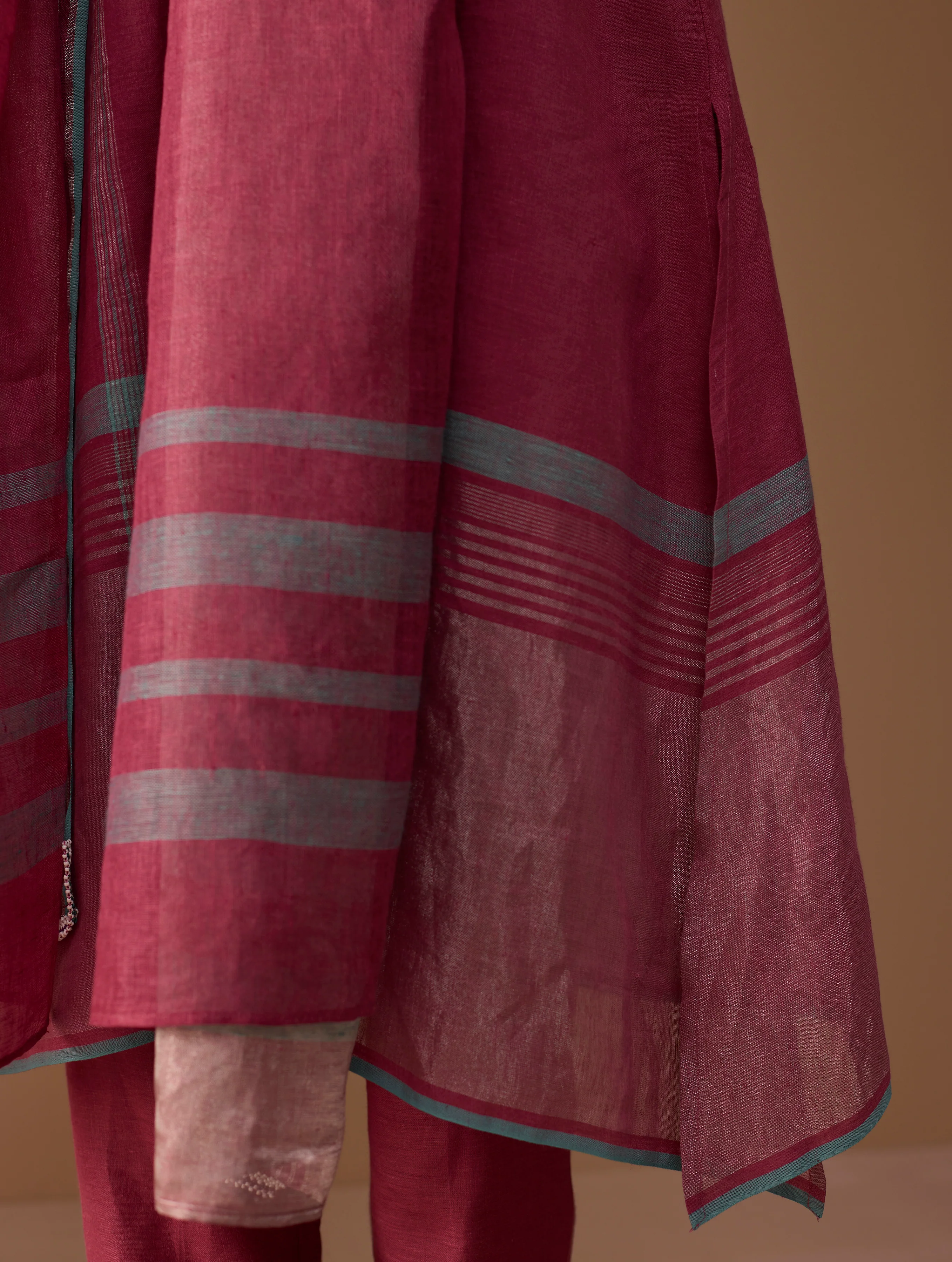 Noor Sleeveless Kurta Set - Metallic Crimson - Image 12