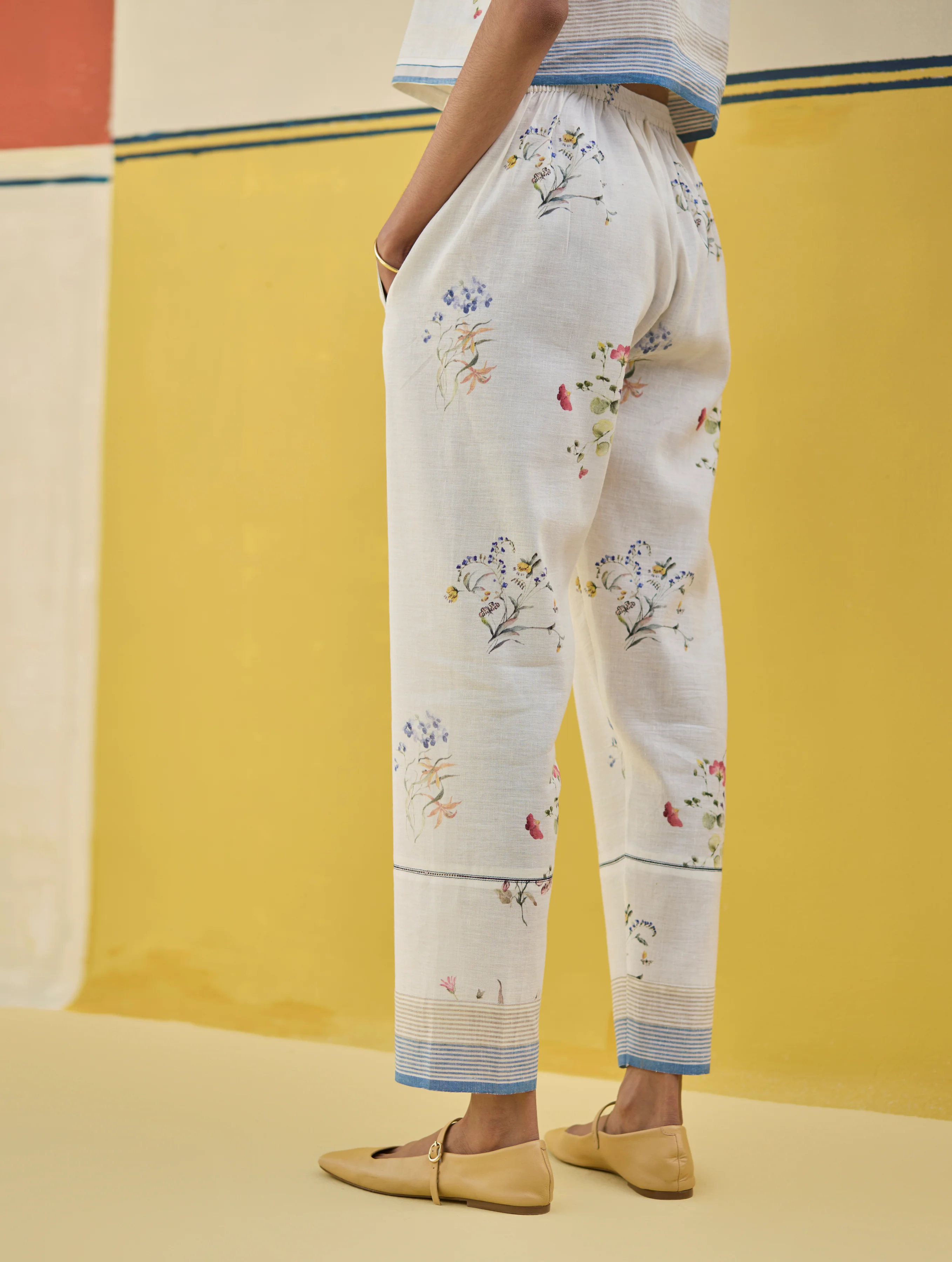 Raha Watercolour Floral Kurta Set
- Ivory - Image 10