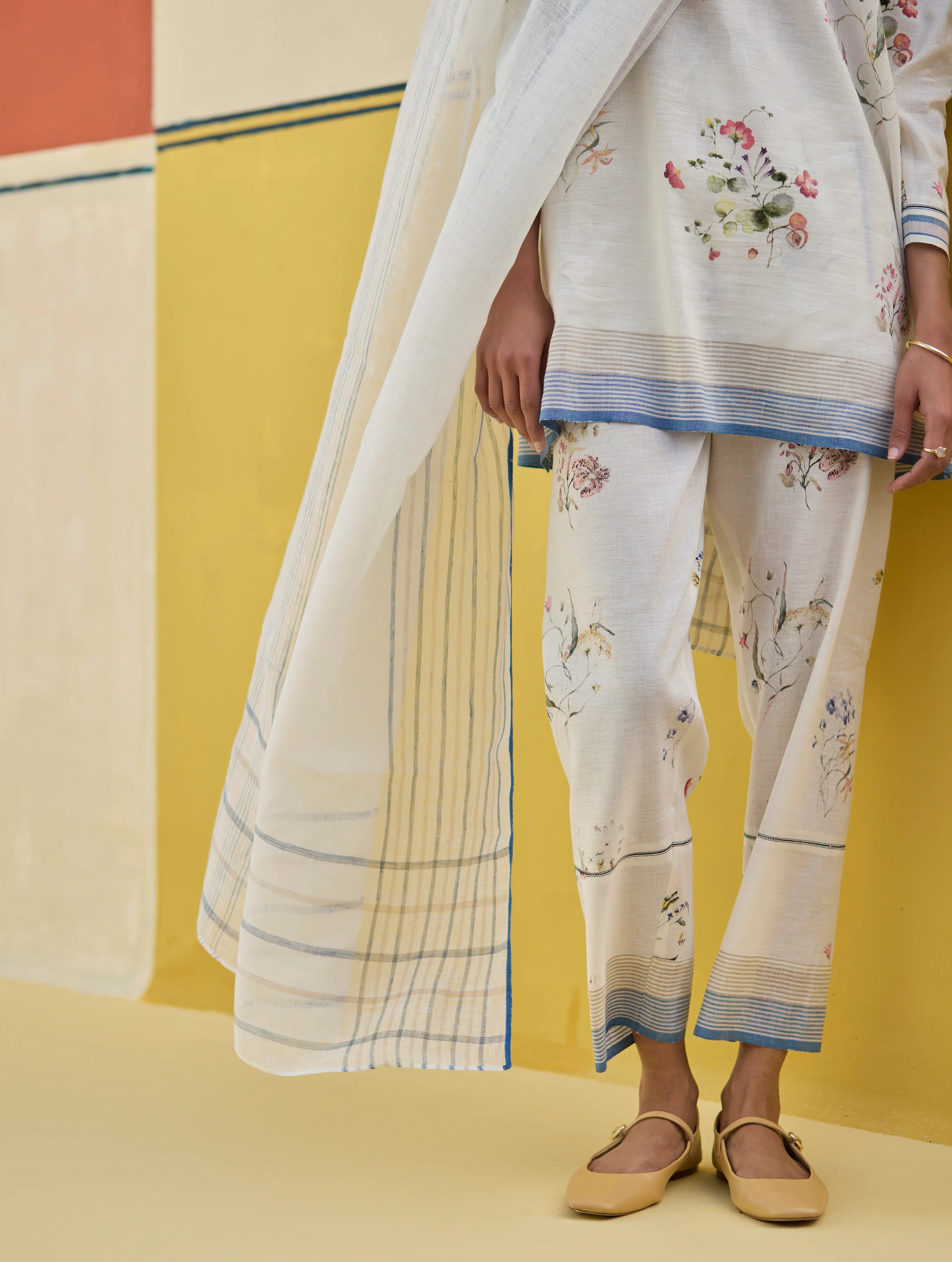 Raha Watercolour Floral Kurta Set
- Ivory - Image 7