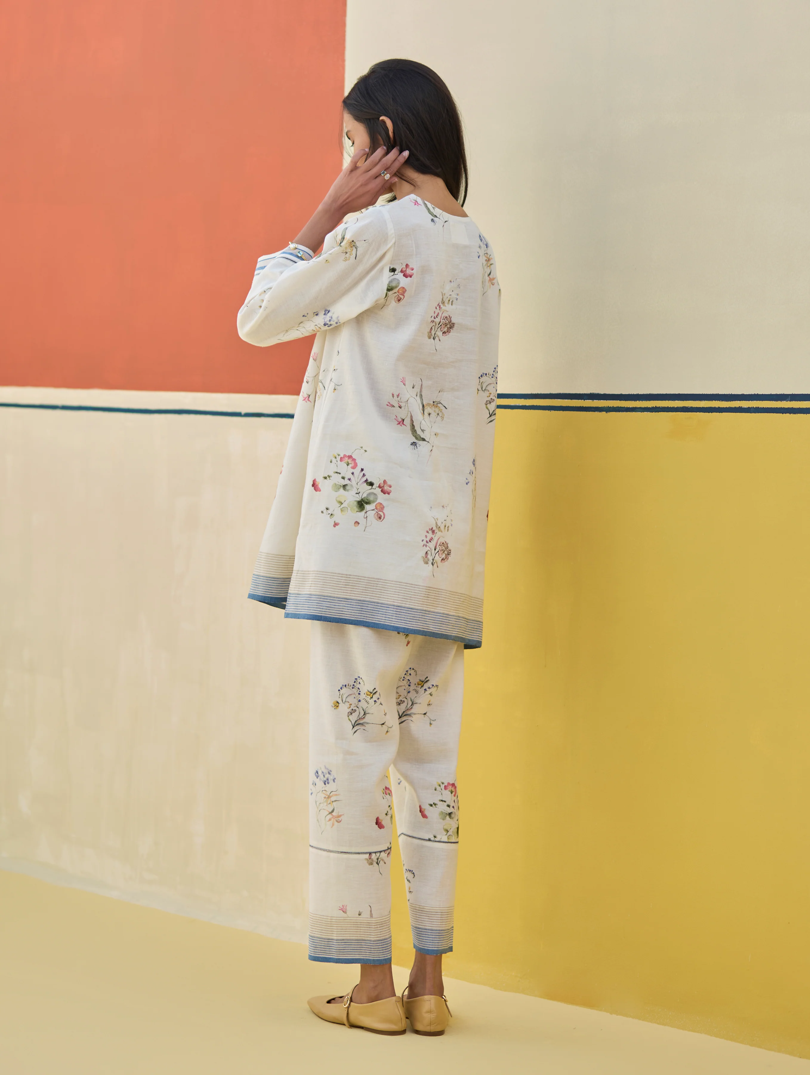 Raha Watercolour Floral Kurta Set
- Ivory - Image 9