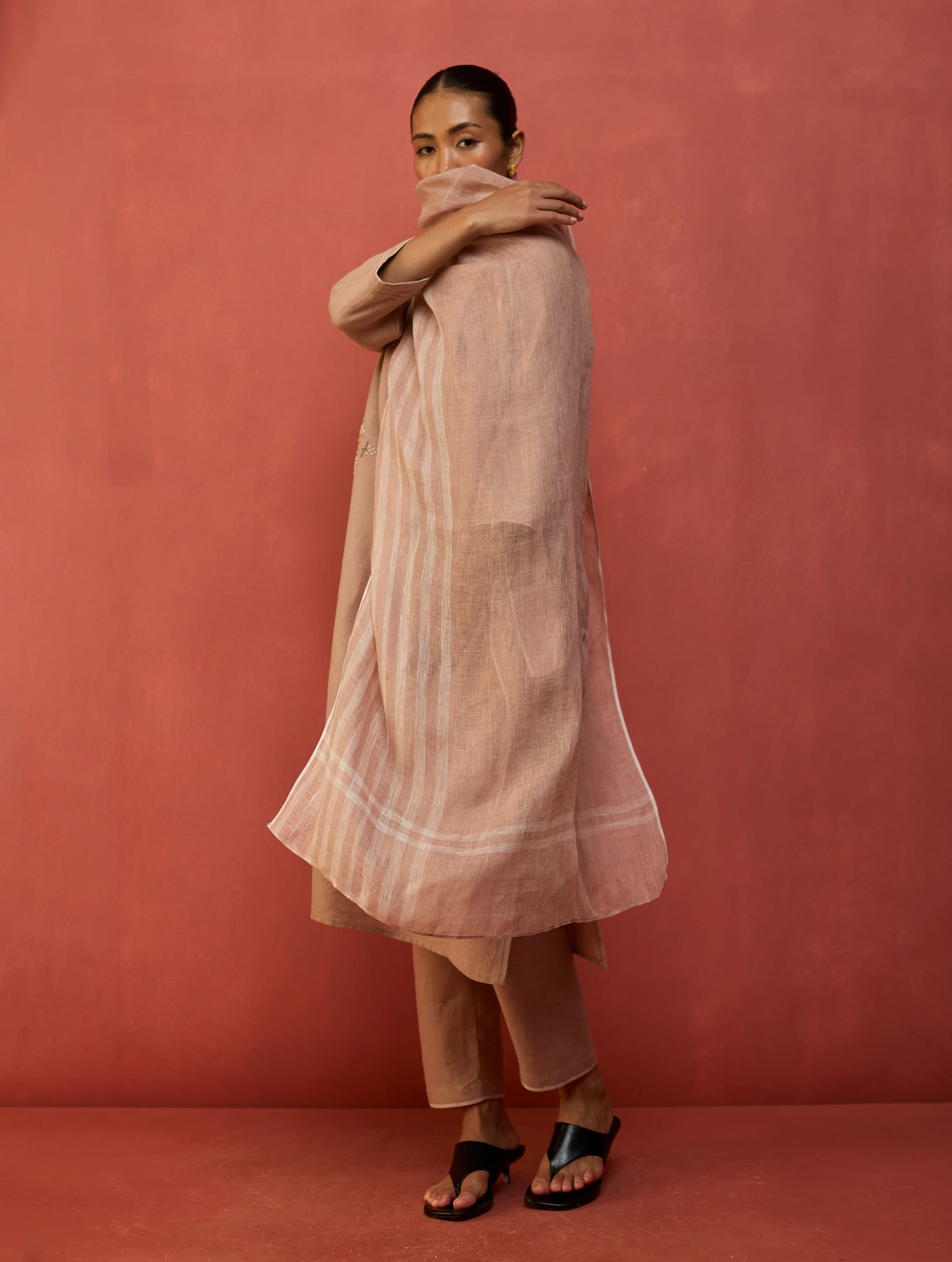 Rena Hand-Embroidered Linen Kurta Set - Dusty Rose - Image 9
