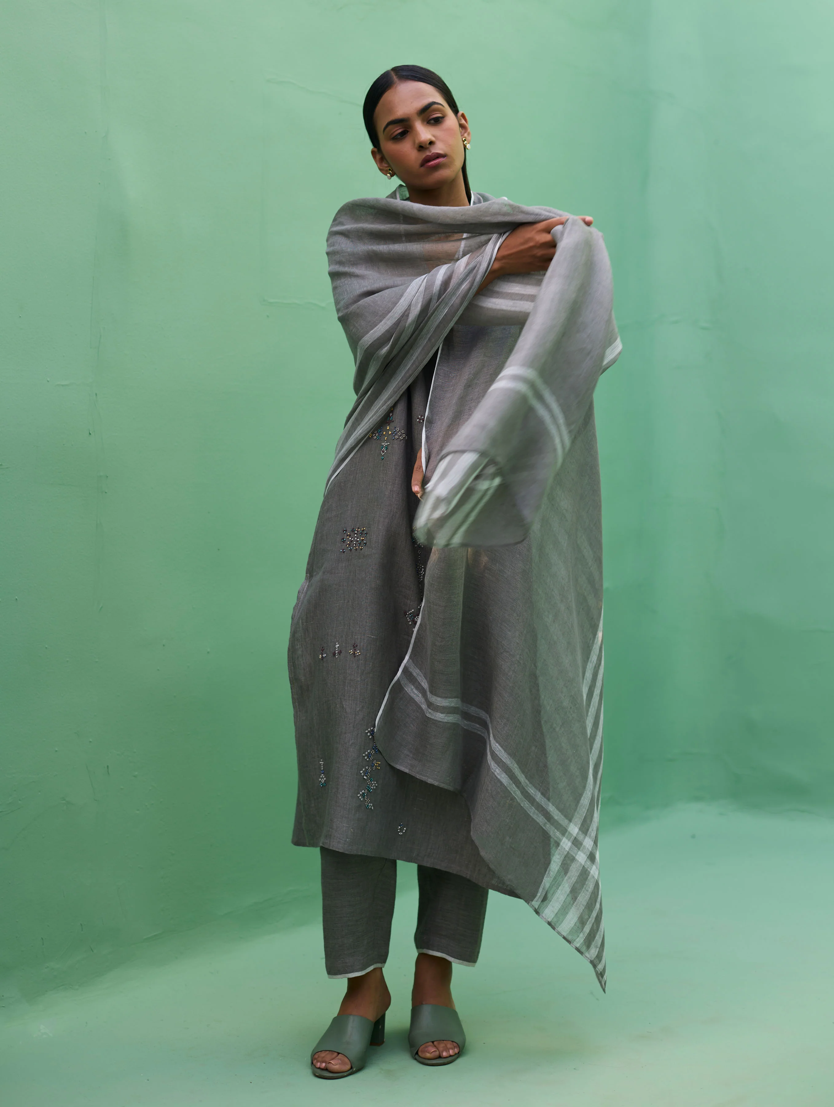 Rena Hand-Embroidered Linen Kurta Set - Grey - Image 7