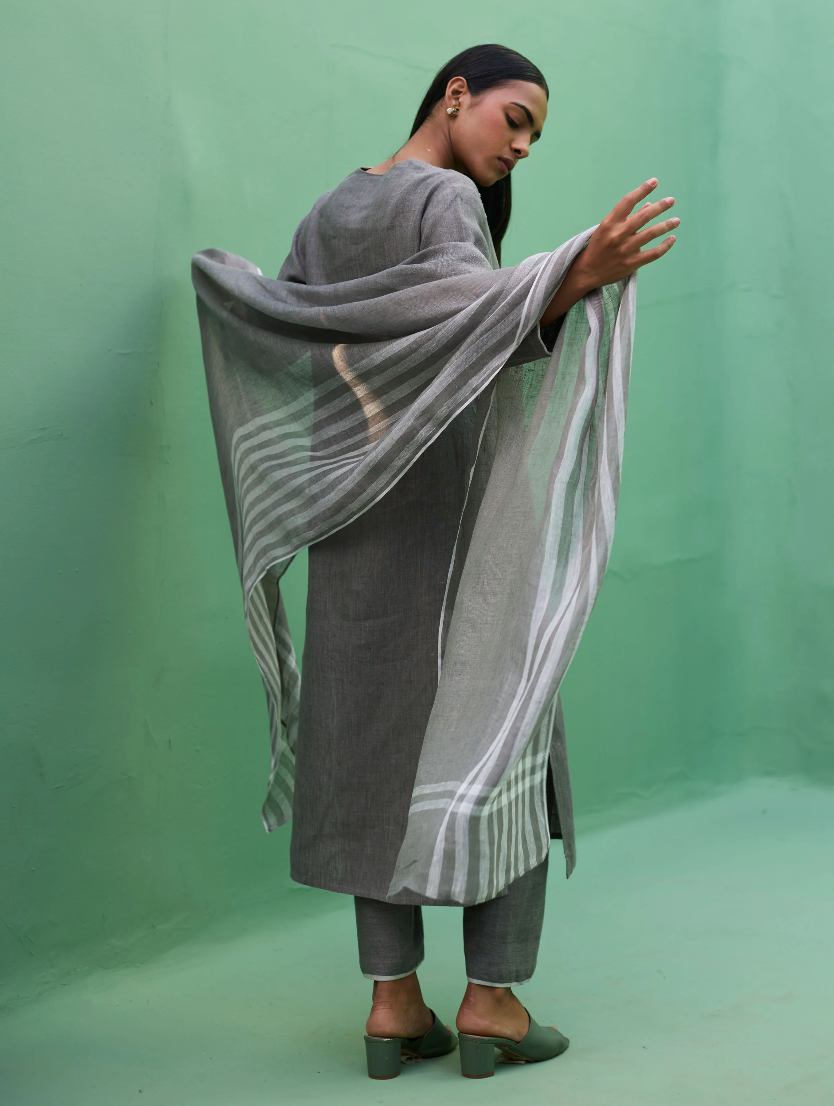 Rena Hand-Embroidered Linen Kurta Set - Grey - Image 9