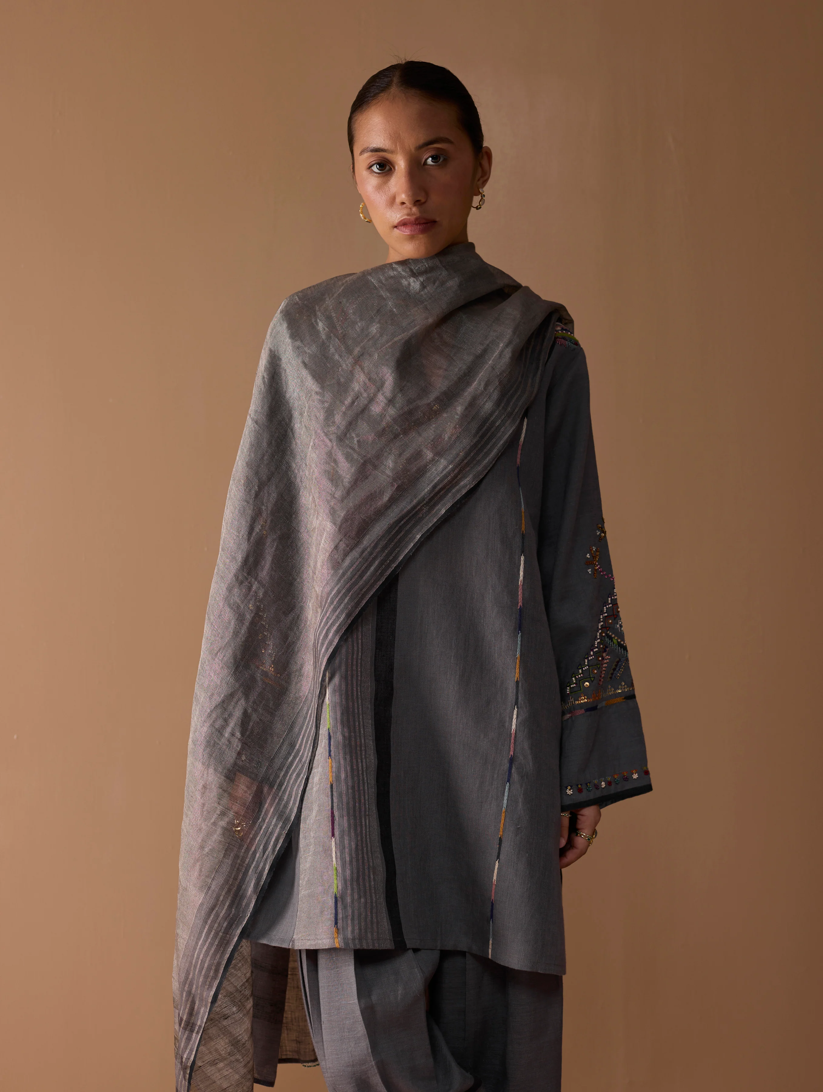 Sahar Hand-Embroidered Kurta Set - Metallic Grey - Image 2