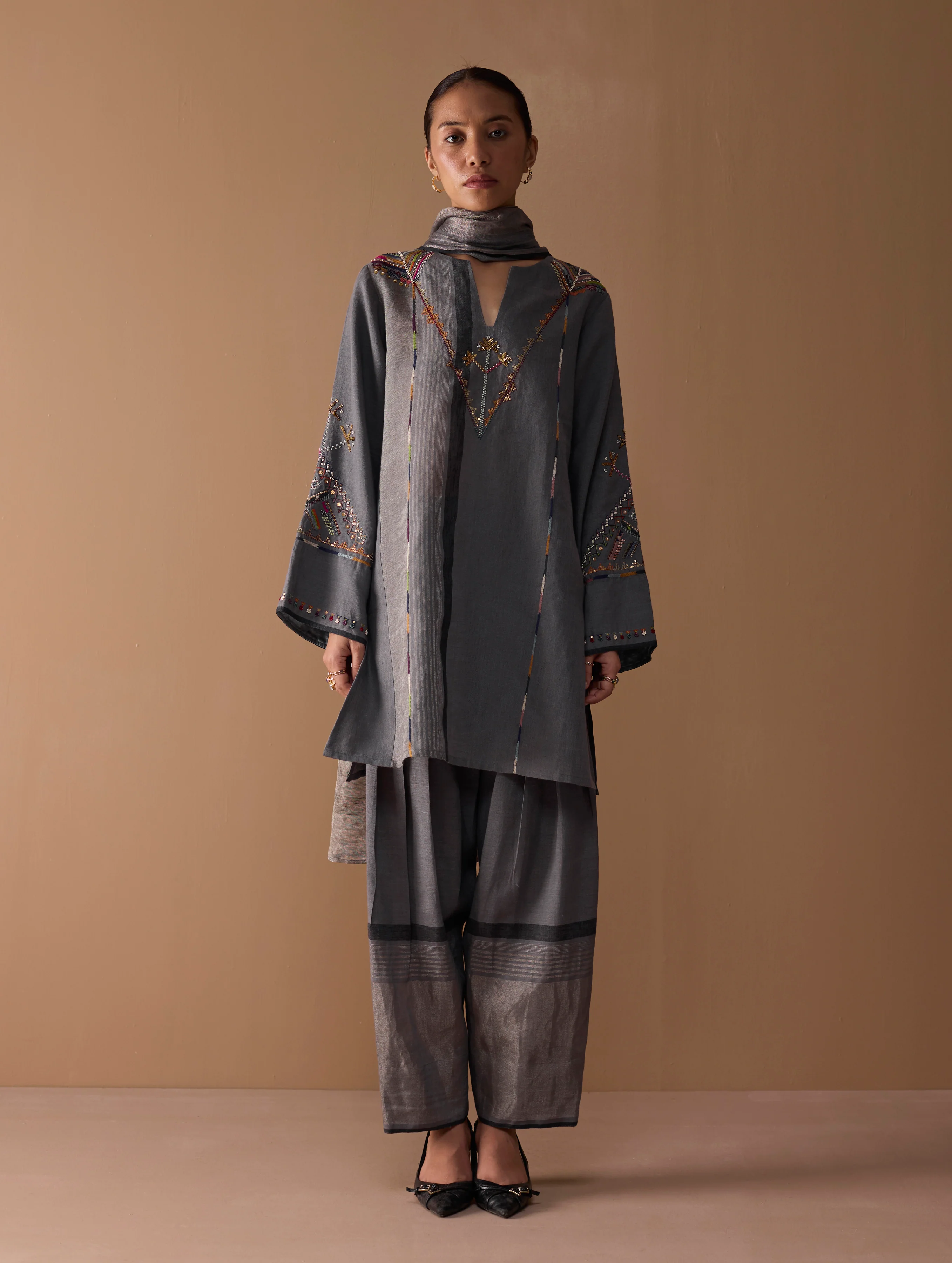 Sahar Hand-Embroidered Kurta Set - Metallic Grey - Image 4