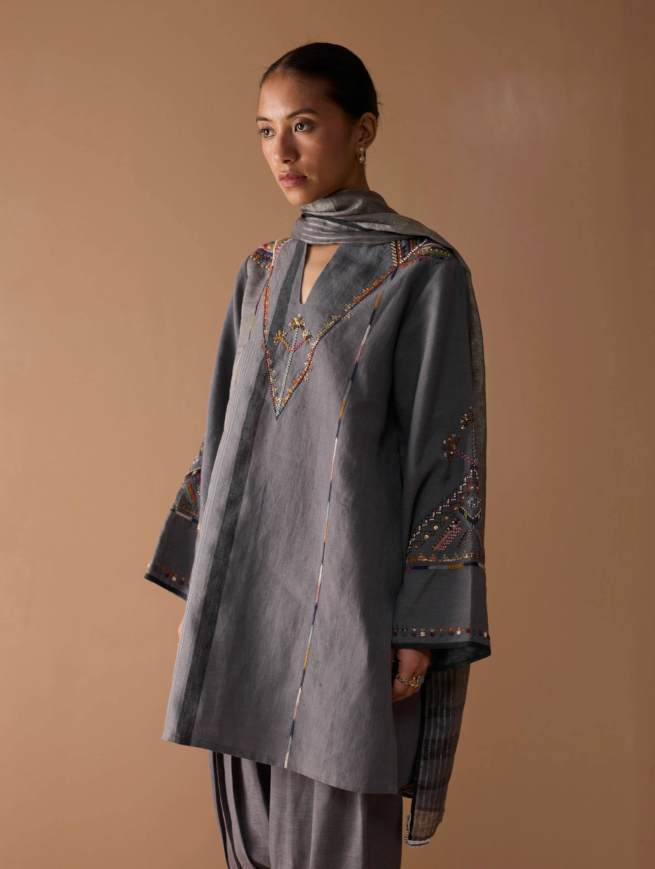 Sahar Hand-Embroidered Kurta Set - Metallic Grey - Image 5