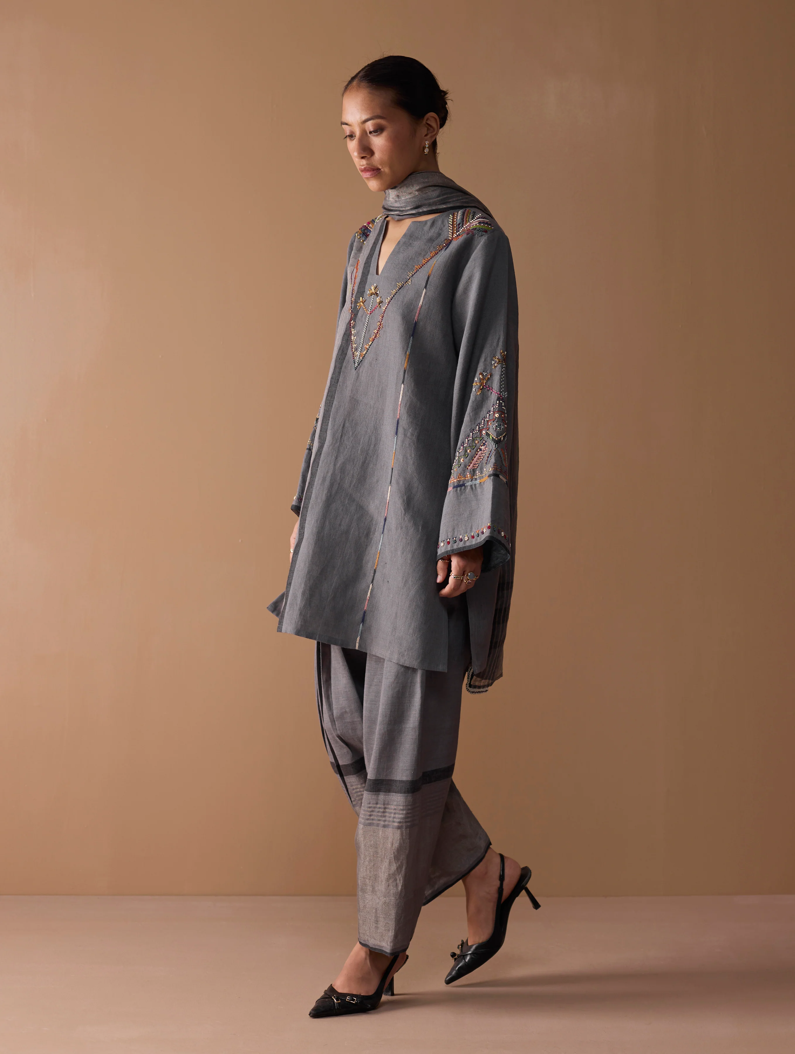 Sahar Hand-Embroidered Kurta Set - Metallic Grey - Image 9