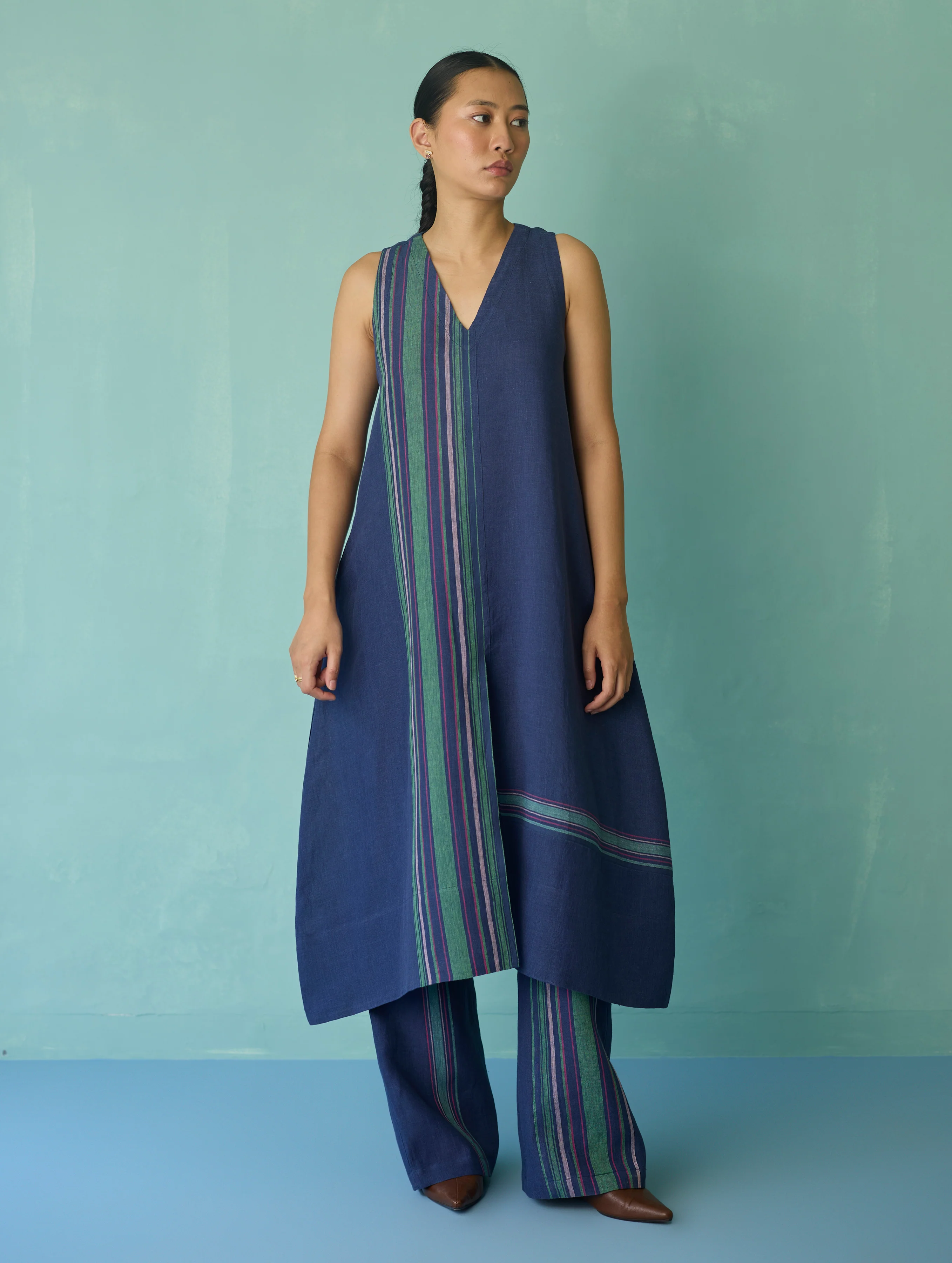 Vanya Border Linen Sleeveless Kurta - Indigo - Image 3