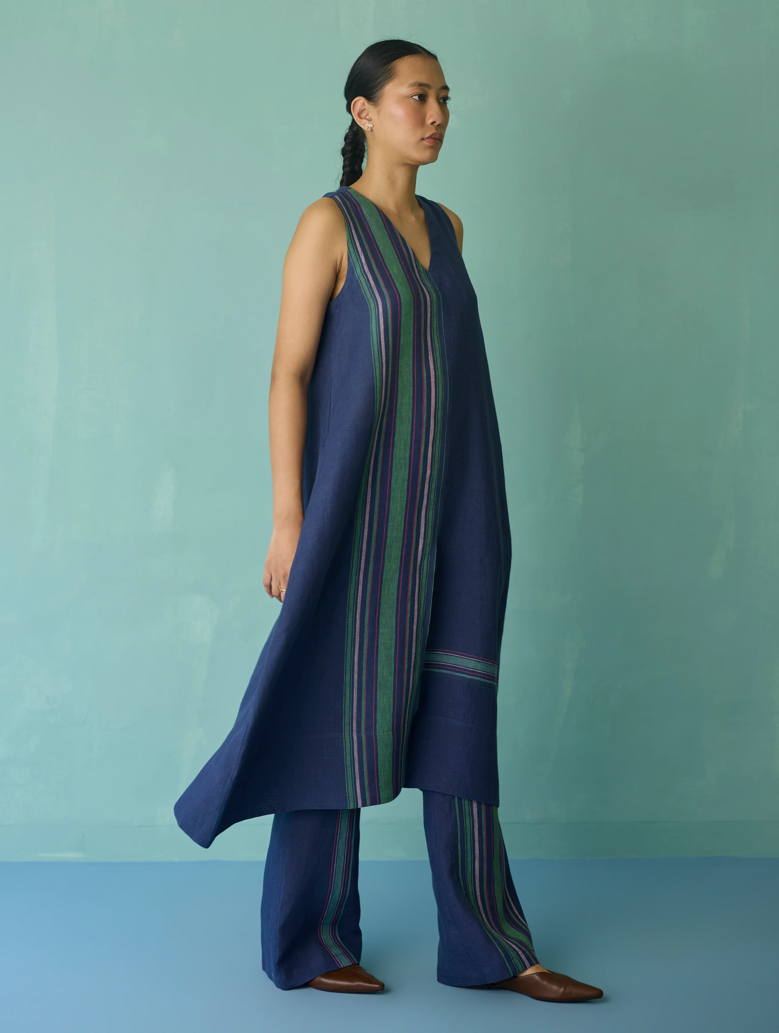 Vanya Border Linen Sleeveless Kurta - Indigo - Image 4