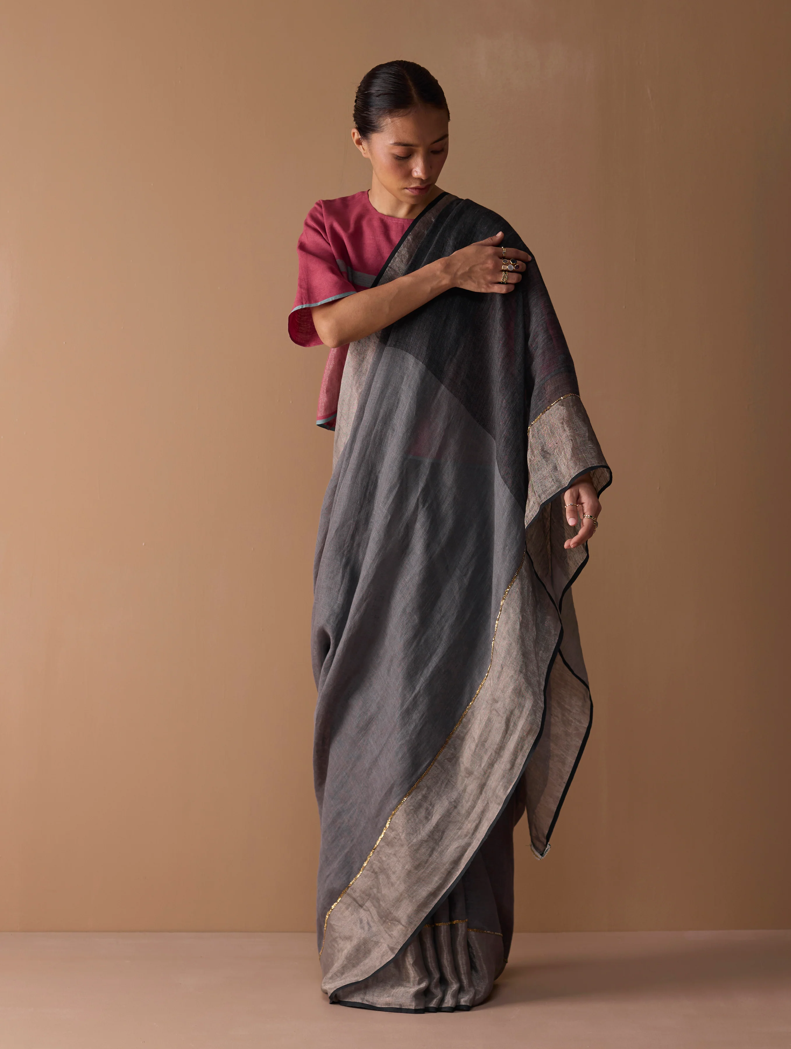 Zana Metallic Handloom Linen Saree - Metallic Grey - Image 11
