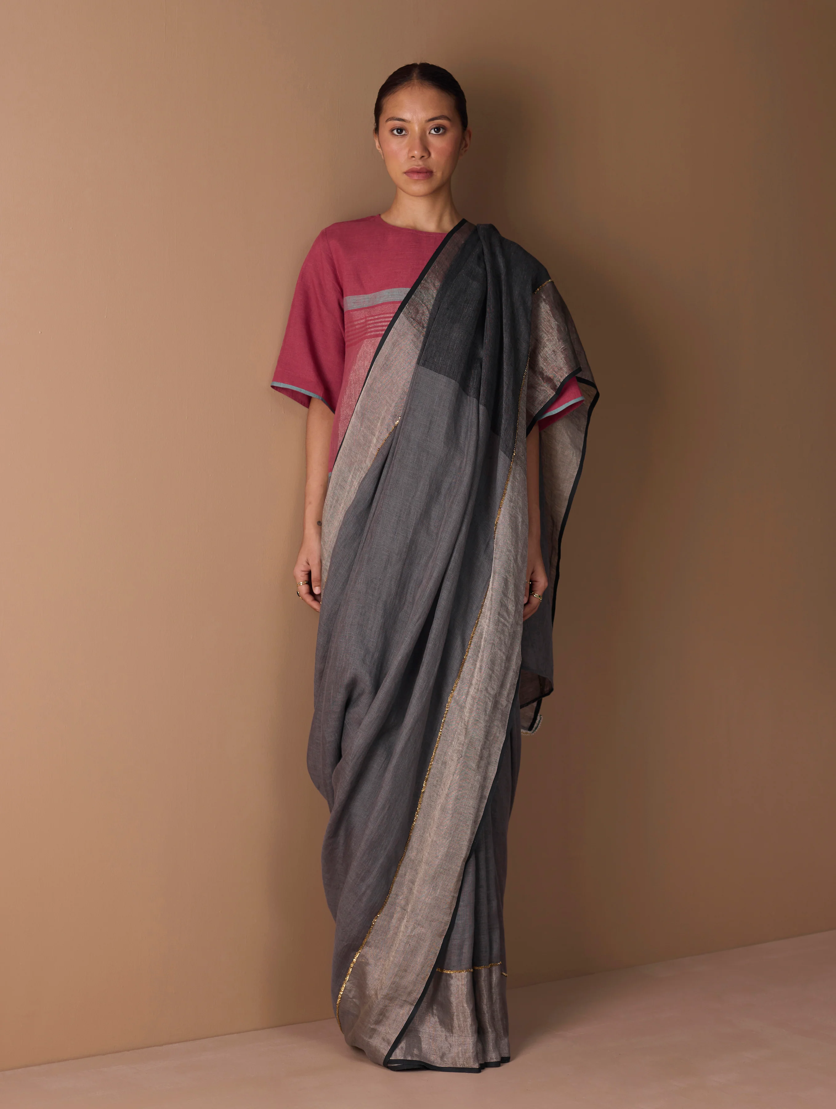 Zana Metallic Handloom Linen Saree - Metallic Grey - Image 5