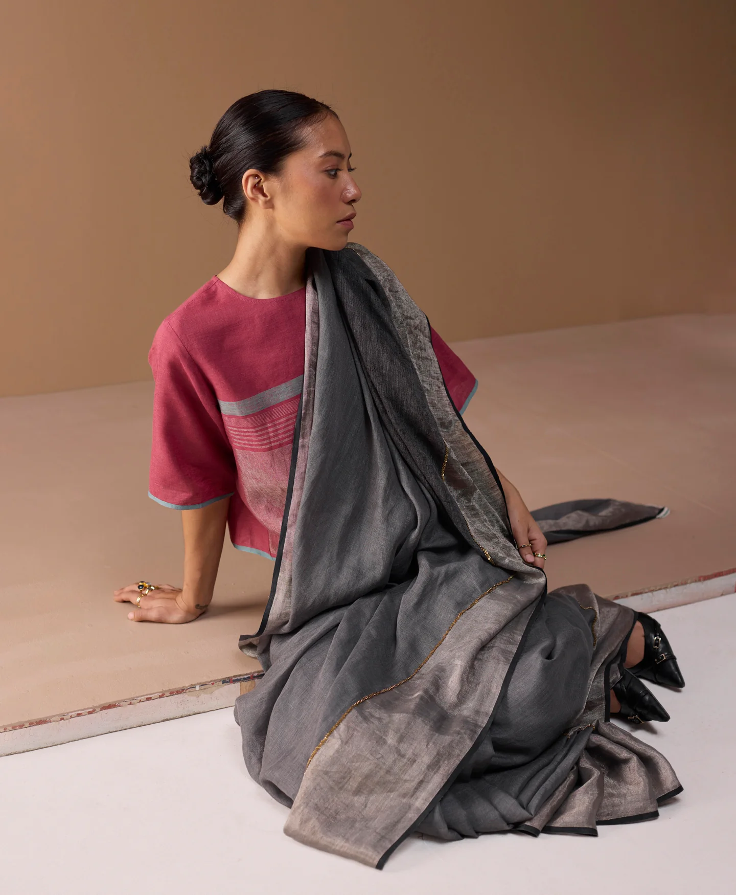 Zana Metallic Handloom Linen Saree - Metallic Grey - Image 6